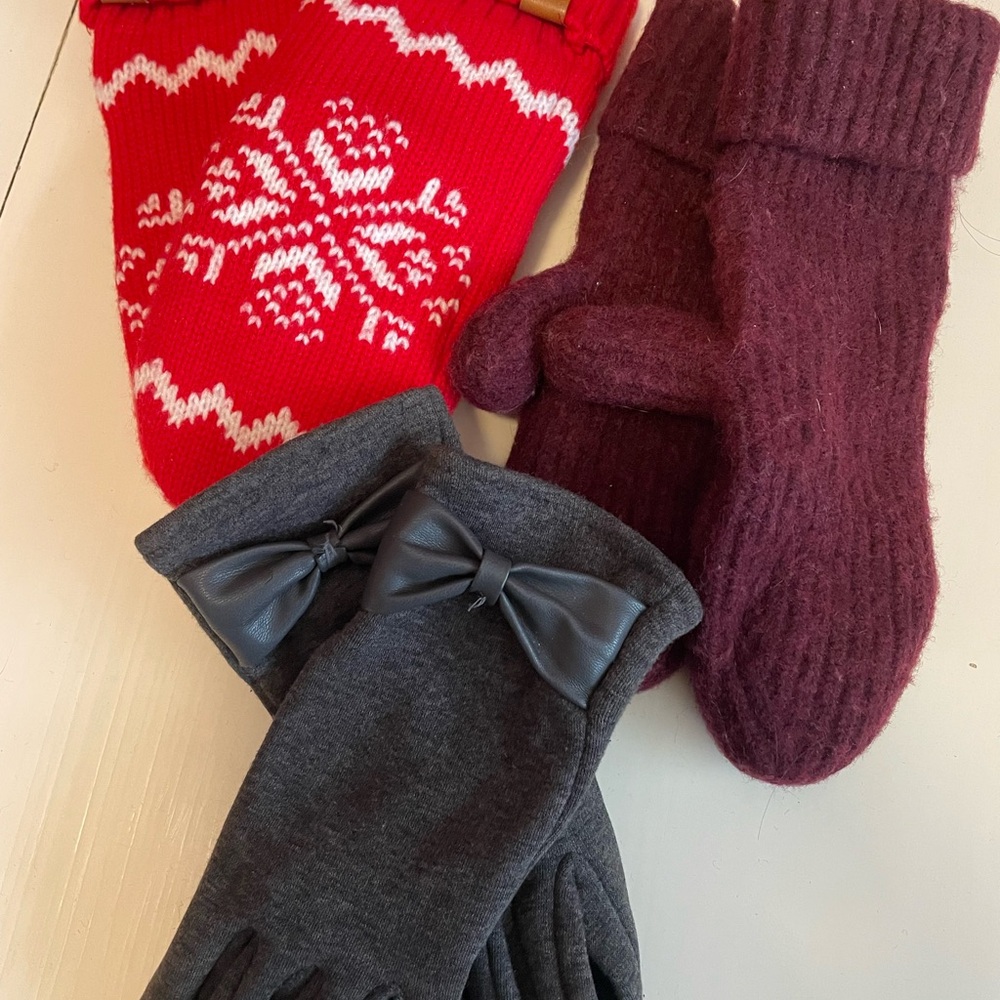 Assorted ladies mittens/ gloves